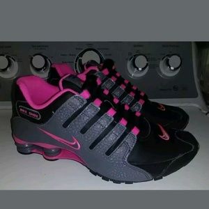 RARE Nike shox hot pink black shocks very nice !